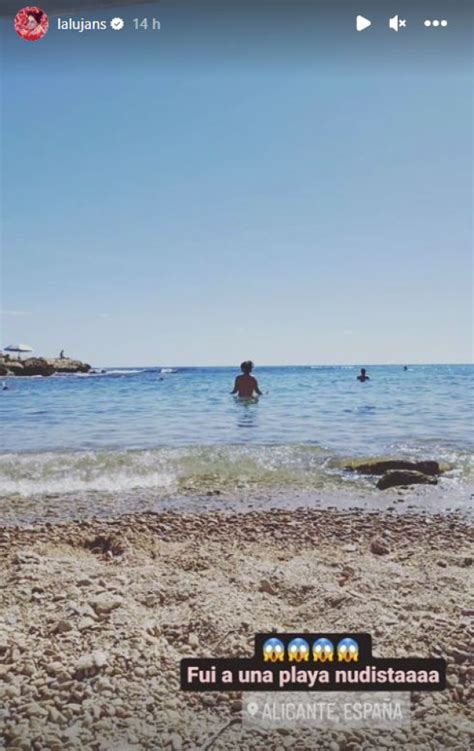 mujeres desnudas en la playa nudista